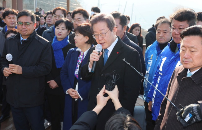 South Korea's Opposition Leader, Lee Jae-myung, Stabbed in Neck During Busan Visit