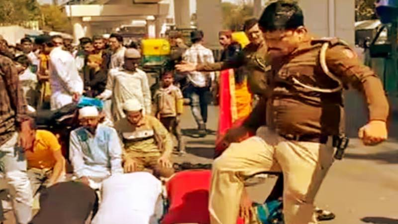 Indian Police Officer Batters Muslims Offering Friday Prayer